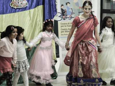 Spiccano i lunghi abiti luccicanti delle due bambine a destra
